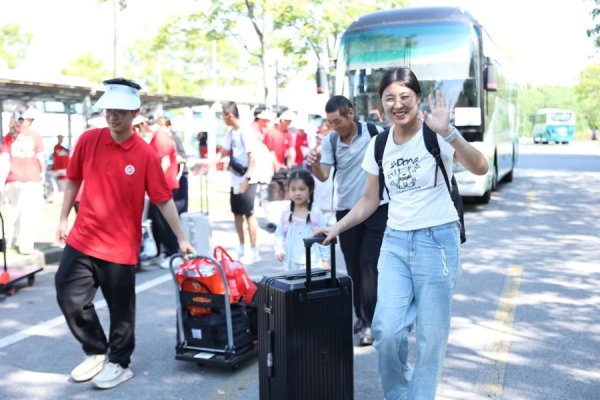 信弘优配 视频|梦幻同框！“王浩宇”×5，同名同姓新生，上海同校报到！