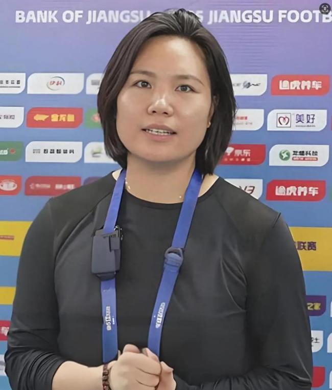 泰州队女主帅所住小区挂出庆祝横幅