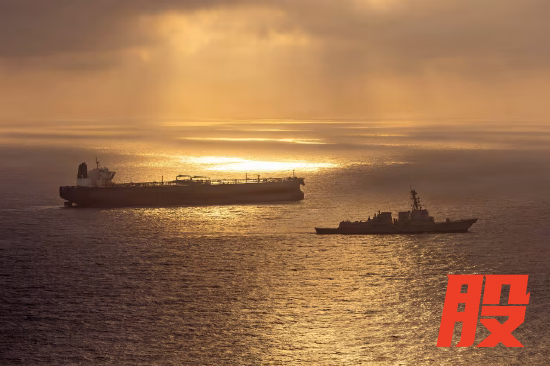 拉斐尔・佩拉尔塔号驱逐舰（DDG 115）执行海上封锁任务，拦截悬挂伊朗国旗的原油油轮 “赫比号”。